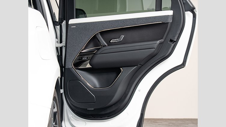 2023 認定中古車 Land Rover Range Rover Sport フジホワイト 3.0リッター6気筒300PSターボチャージドディーゼルMHEV（オートマチック） DYNAMIC HSE