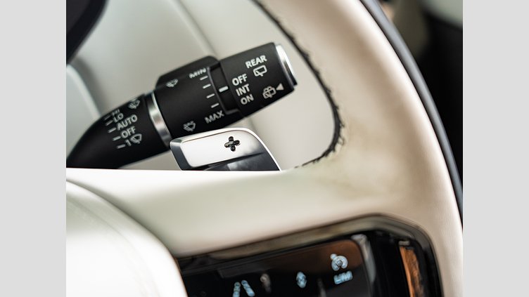 2023 認定中古車 Land Rover Range Rover Sport フジホワイト 3.0リッター6気筒300PSターボチャージドディーゼルMHEV（オートマチック） DYNAMIC HSE