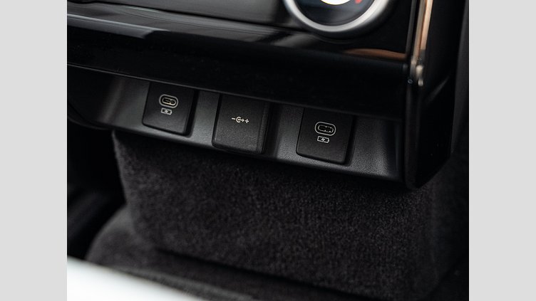 2023 認定中古車 Land Rover Range Rover Sport フジホワイト 3.0リッター6気筒300PSターボチャージドディーゼルMHEV（オートマチック） DYNAMIC HSE