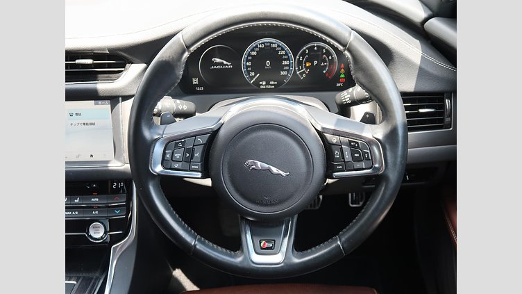 2016 認定中古車 Jaguar XF Yulong White ガソリン S