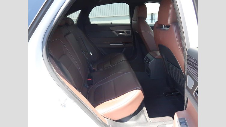 2016 認定中古車 Jaguar XF Yulong White ガソリン S