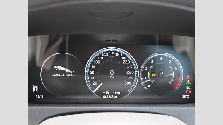 2016 認定中古車 Jaguar XF Yulong White ガソリン S