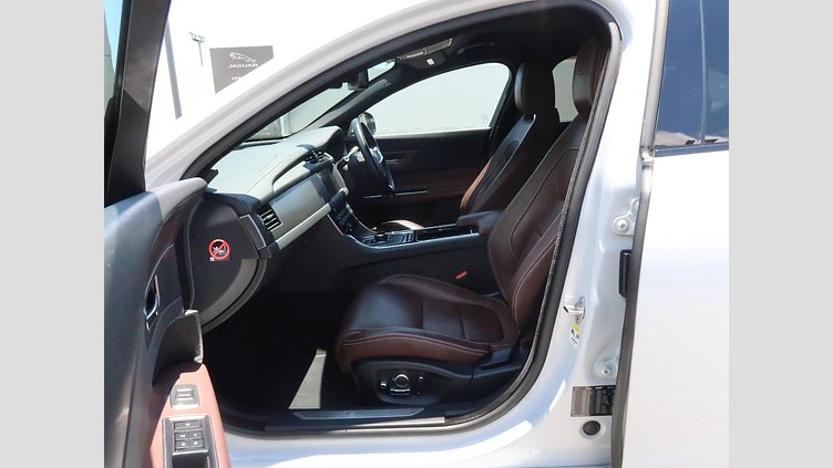 2016 認定中古車 Jaguar XF Yulong White ガソリン S