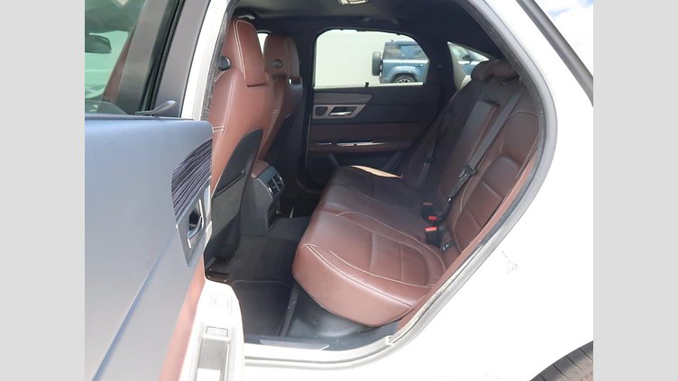 2016 認定中古車 Jaguar XF Yulong White ガソリン S