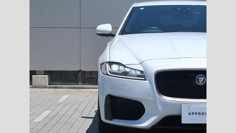 2016 認定中古車 Jaguar XF Yulong White ガソリン S