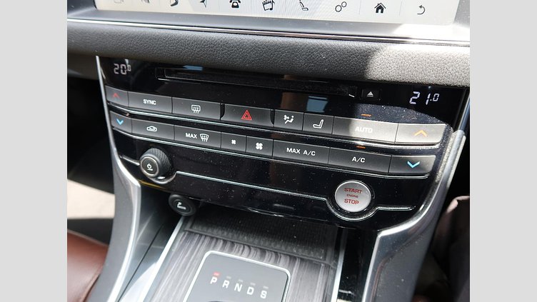 2016 認定中古車 Jaguar XF Yulong White ガソリン S