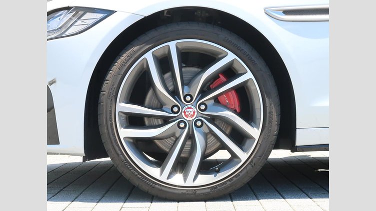 2016 認定中古車 Jaguar XF Yulong White ガソリン S