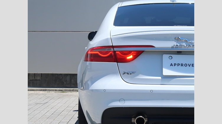 2016 認定中古車 Jaguar XF Yulong White ガソリン S