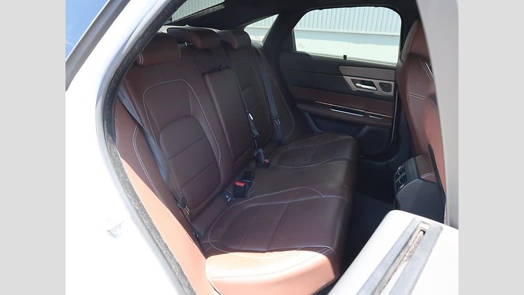 2016 認定中古車 Jaguar XF Yulong White ガソリン S