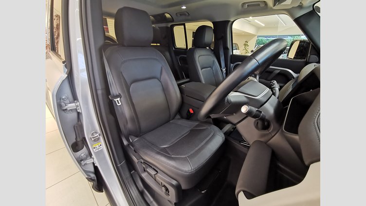 2023 認定中古車 Land Rover Defender 110 ハクバシルバー D300 AWD（AT） S
