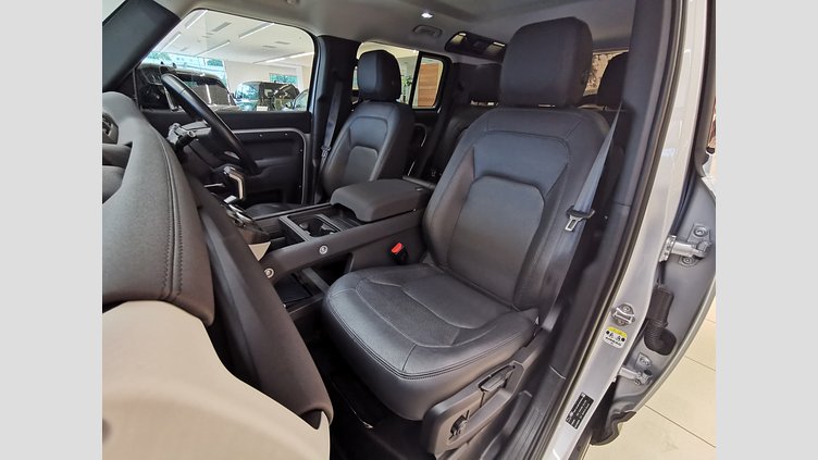 2023 認定中古車 Land Rover Defender 110 ハクバシルバー D300 AWD（AT） S