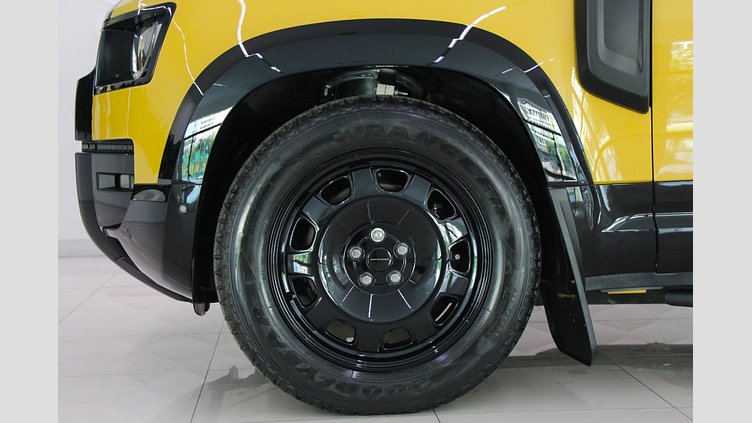 2025 อนุมัติ Land Rover Defender 110 Deep Sandglow Yellow Petrol Plug-in Electric Hybrid Trophy Edition in Deep Sandglow Yellow