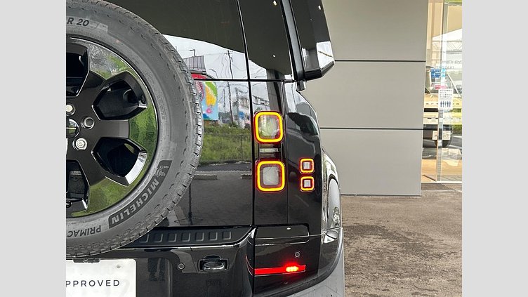 2025 認定中古車 Land Rover Defender 110 サントリーニブラック D350 ディーゼルマイルドハイブリッド X-Dynamic SE