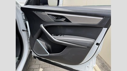 F-Pace 77