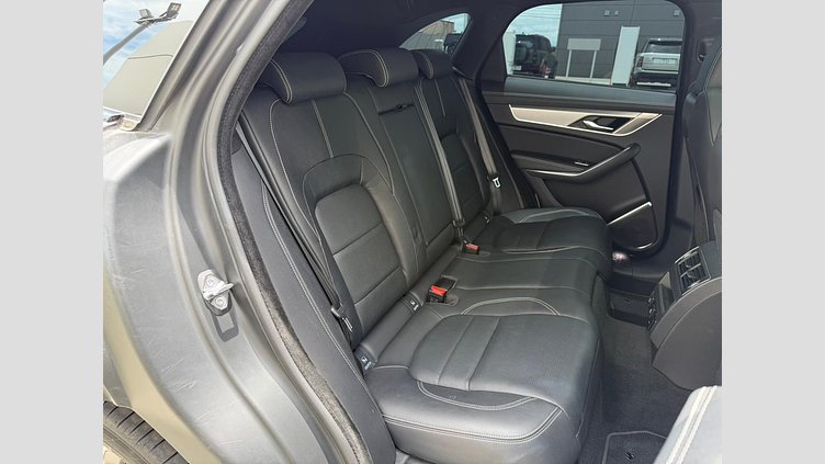 2018 認定中古車 Jaguar F-Pace Yulong White 2.0 litre i4D Diesel R-スポーツ