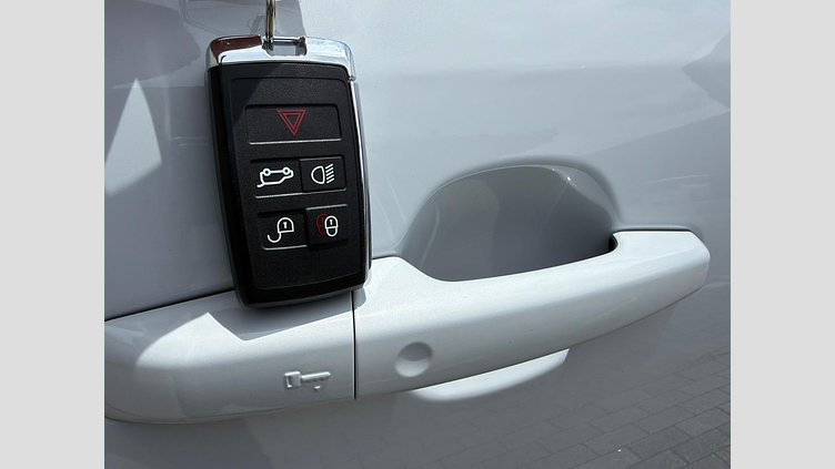 2018 認定中古車 Jaguar F-Pace Yulong White 2.0 litre i4D Diesel R-スポーツ