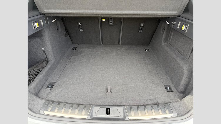 2018 認定中古車 Jaguar F-Pace Yulong White 2.0 litre i4D Diesel R-スポーツ