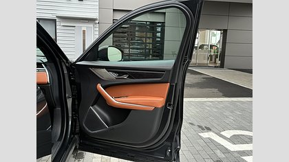F-Pace 13