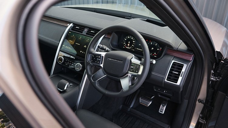 2026 Approved Land Rover Discovery Silicon Silver D250 Dynamic SE