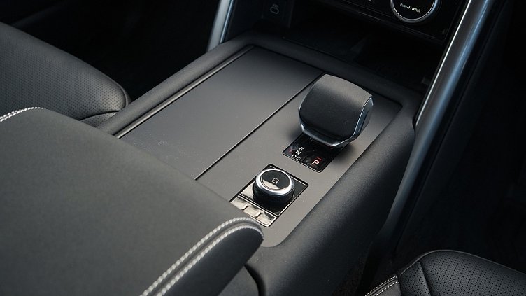 2026 Approved Land Rover Discovery Silicon Silver D250 Dynamic SE