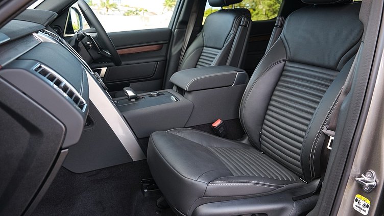 2026 Approved Land Rover Discovery Silicon Silver D250 Dynamic SE