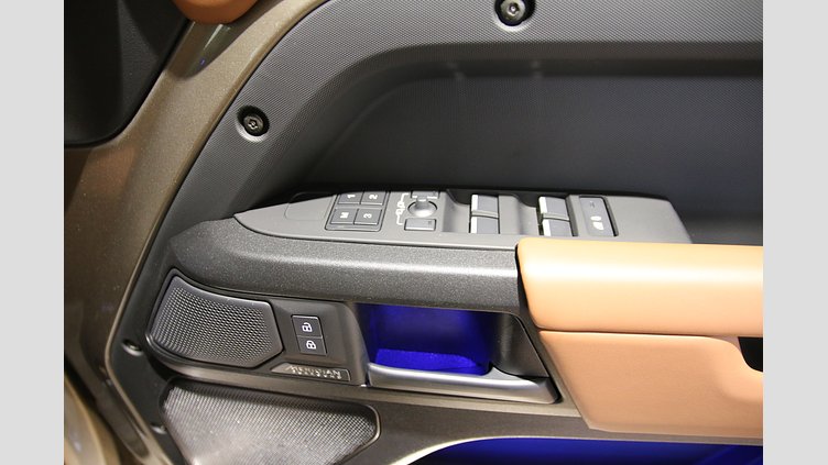 2025 認定中古車 Land Rover Defender 110 ペトラカッパー P635 ガソリンV8マイルドハイブリッド OCTA