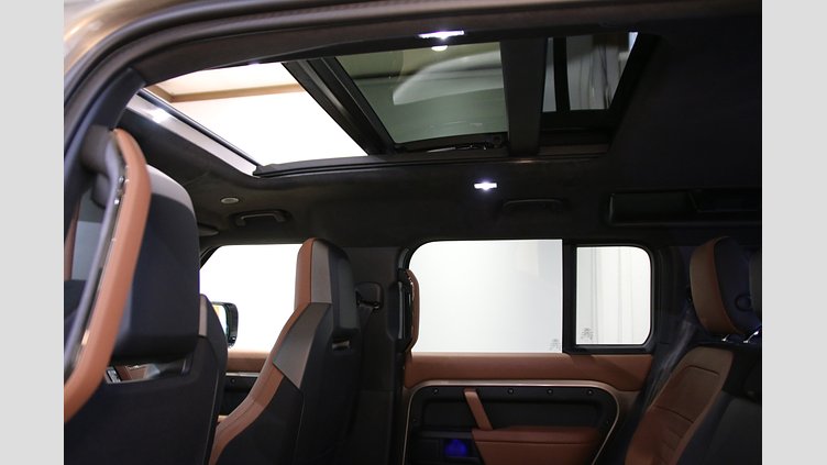 2025 認定中古車 Land Rover Defender 110 ペトラカッパー P635 ガソリンV8マイルドハイブリッド OCTA
