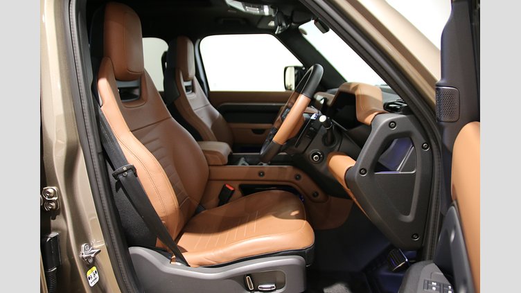 2025 認定中古車 Land Rover Defender 110 ペトラカッパー P635 ガソリンV8マイルドハイブリッド OCTA