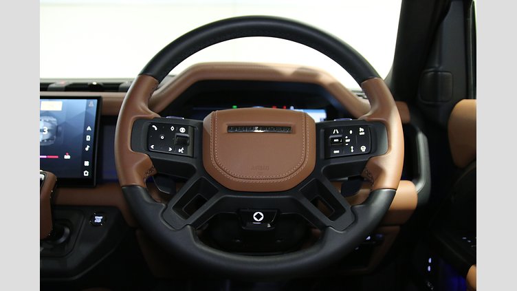 2025 認定中古車 Land Rover Defender 110 ペトラカッパー P635 ガソリンV8マイルドハイブリッド OCTA