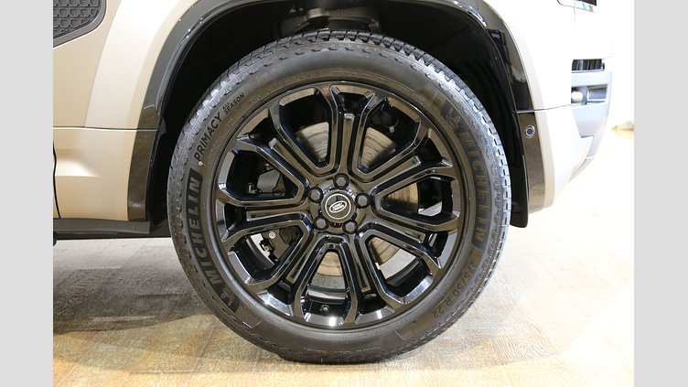 2025 認定中古車 Land Rover Defender 110 ペトラカッパー P635 ガソリンV8マイルドハイブリッド OCTA