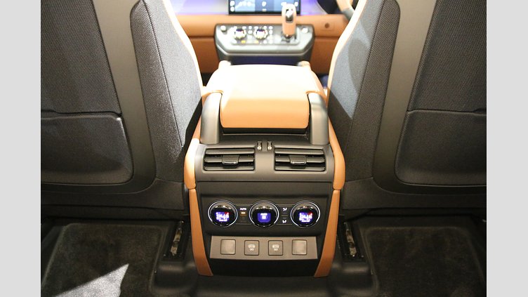 2025 認定中古車 Land Rover Defender 110 ペトラカッパー P635 ガソリンV8マイルドハイブリッド OCTA