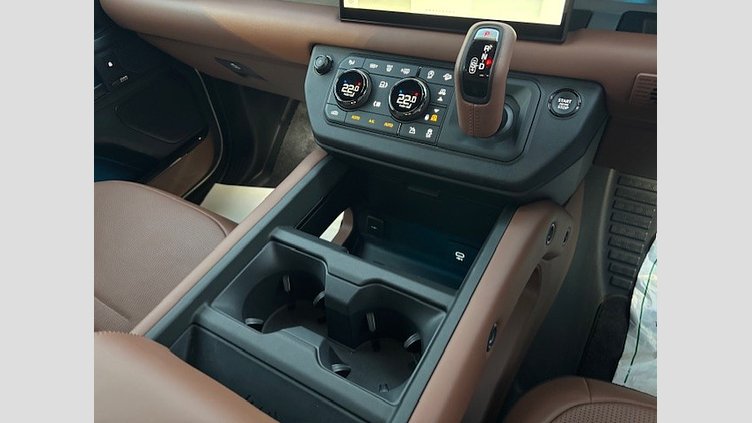 2025 認定中古車 Land Rover Defender 110 ペトラカッパー P635 ガソリンV8マイルドハイブリッド OCTA