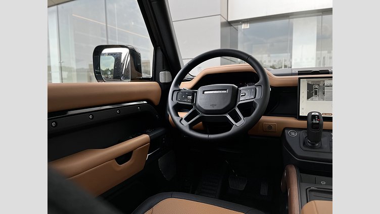 2023 SKLADOVÉ VOZIDLÁ Land Rover Defender 130 Santorini Black 3,0-liter, 6-valec, Diesel 300 k, 5 dr SUV, turbodiesel MHEV (automat),
  130, X-Dynamic HSE , 300PS