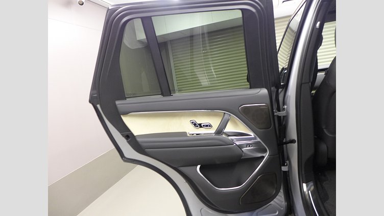 2024 認定中古車 Land Rover Range Rover ハクバシルバー 615 AWD（AT） スタンダードホイールベース SV