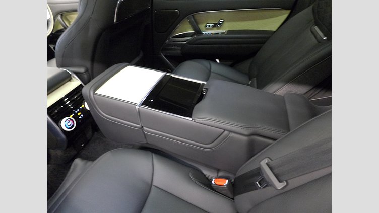 2024 認定中古車 Land Rover Range Rover ハクバシルバー 615 AWD（AT） スタンダードホイールベース SV