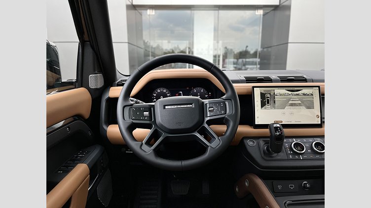 2023 SKLADOVÉ VOZIDLÁ Land Rover Defender 130 Santorini Black 3,0-liter, 6-valec, Diesel 300 k, 5 dr SUV, turbodiesel MHEV (automat),
  130, X-Dynamic HSE , 300PS