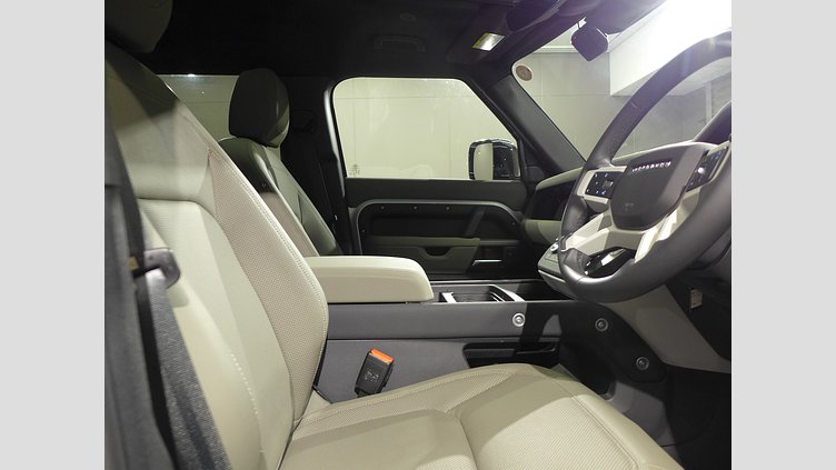 2023 認定中古車 Land Rover Defender 110 ハクバシルバー P300 AWD（AT） S