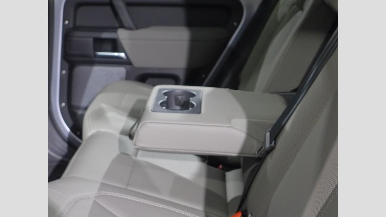 2023 認定中古車 Land Rover Defender 110 ハクバシルバー P300 AWD（AT） S