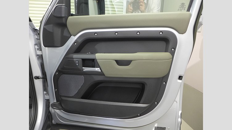 2023 認定中古車 Land Rover Defender 110 ハクバシルバー P300 AWD（AT） S