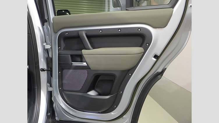 2023 認定中古車 Land Rover Defender 110 ハクバシルバー P300 AWD（AT） S