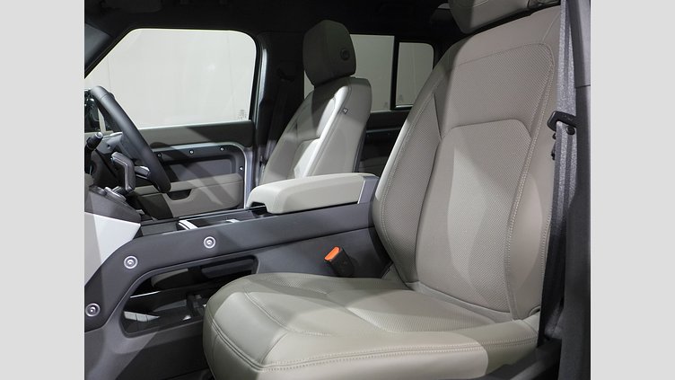 2023 認定中古車 Land Rover Defender 110 ハクバシルバー P300 AWD（AT） S