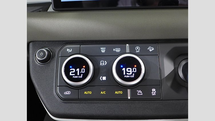 2023 認定中古車 Land Rover Defender 110 ハクバシルバー P300 AWD（AT） S