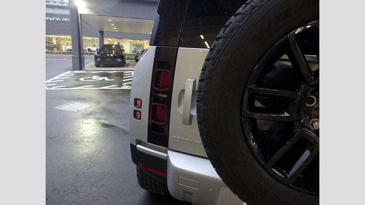 2023 認定中古車 Land Rover Defender 110 ハクバシルバー P300 AWD（AT） S