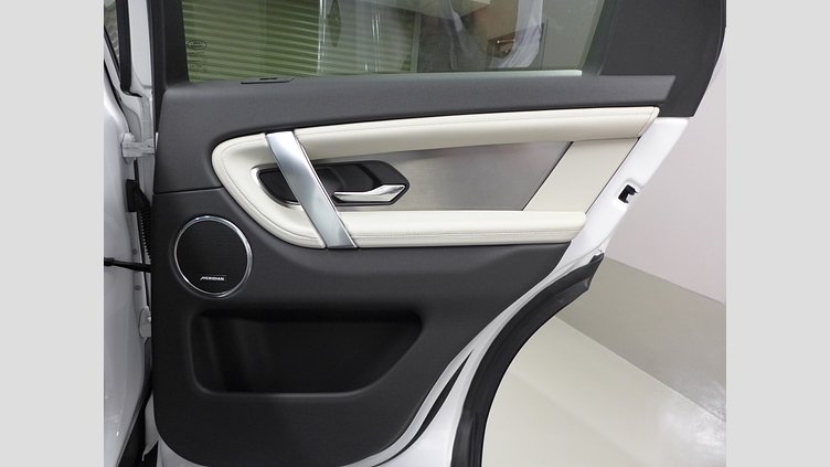 2024 認定中古車 Land Rover Discovery Sport オストゥーニパールホワイト D200マイルドハイブリッド（ディーゼル） 標準ホイール DYNAMIC SE