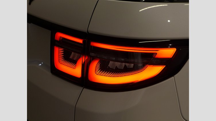 2024 認定中古車 Land Rover Discovery Sport オストゥーニパールホワイト D200マイルドハイブリッド（ディーゼル） 標準ホイール DYNAMIC SE
