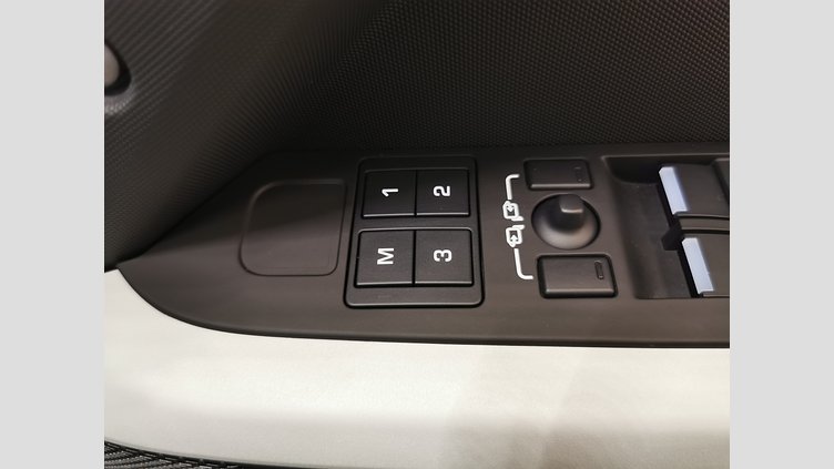 2023 認定中古車 Land Rover Defender 110 パンゲアグリーン P300 AWD（AT） SE