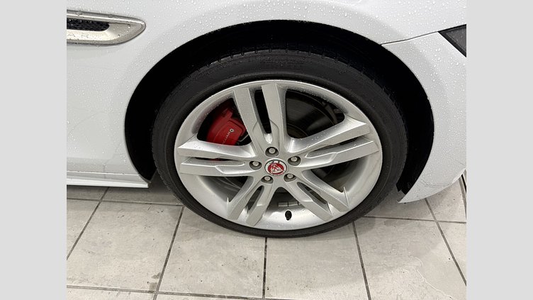 2019 認定中古車 Jaguar XE ユーロンホワイト D180 RWD AUTOMATIC R-DYNAMIC S D180