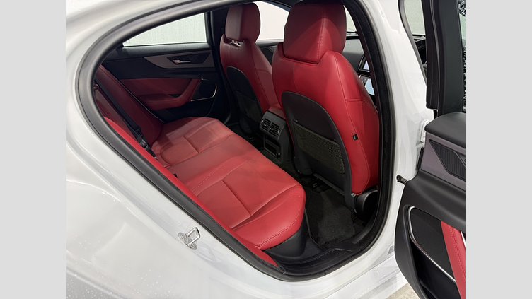 2019 認定中古車 Jaguar XE ユーロンホワイト D180 RWD AUTOMATIC R-DYNAMIC S D180