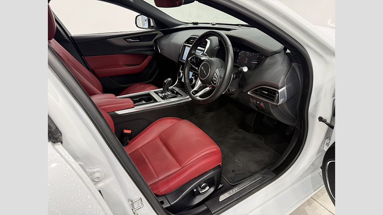 2019 認定中古車 Jaguar XE ユーロンホワイト D180 RWD AUTOMATIC R-DYNAMIC S D180