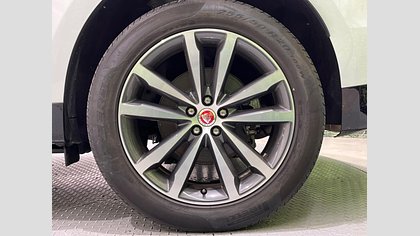 F-Pace 10